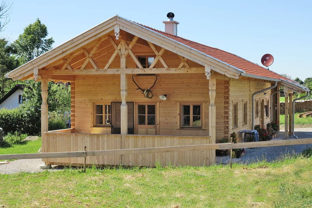 Blockhaus in rustikaler Optik mit Risse