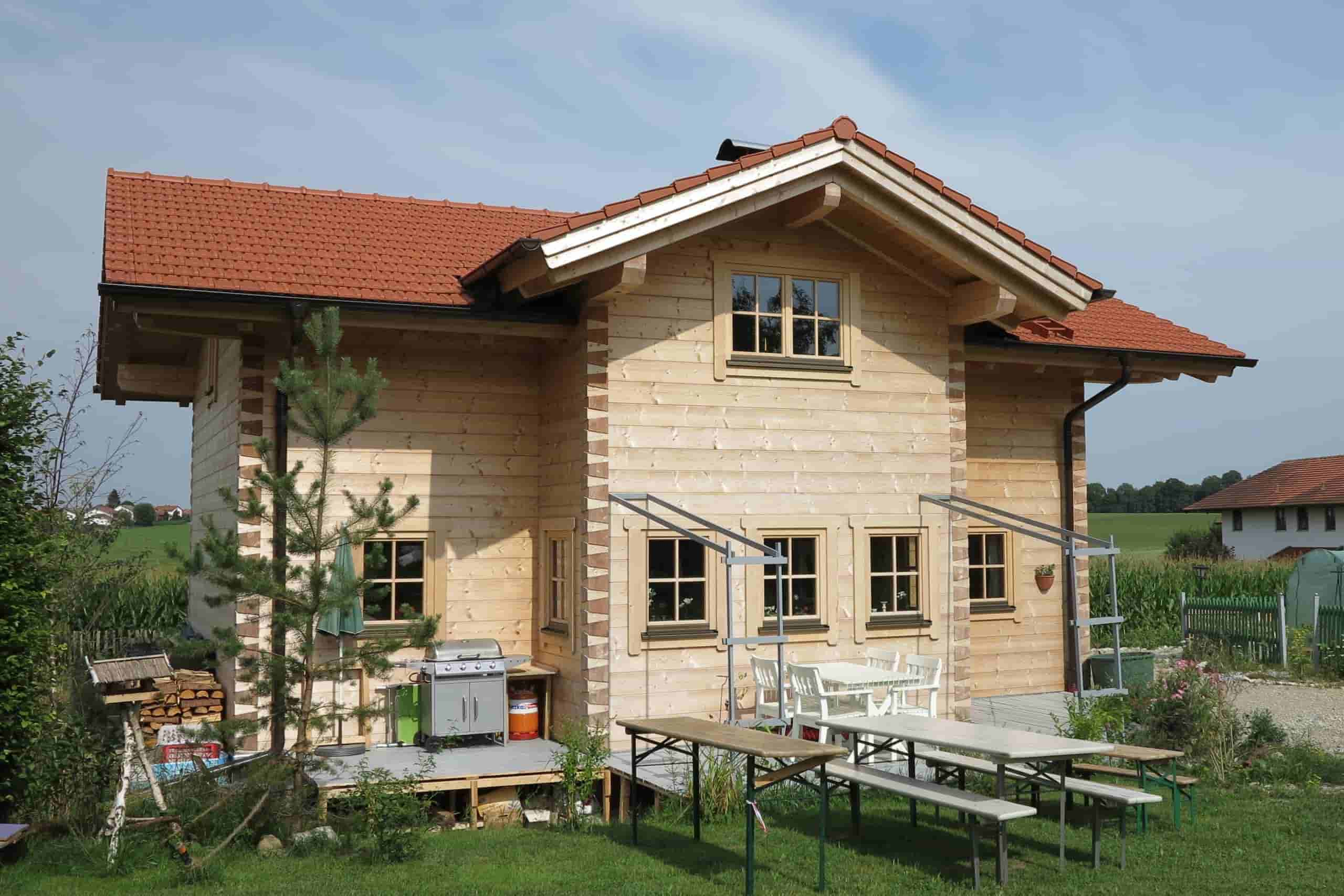 Wohnhaus - Holzhaus im Blockhausstil – Vorderansicht