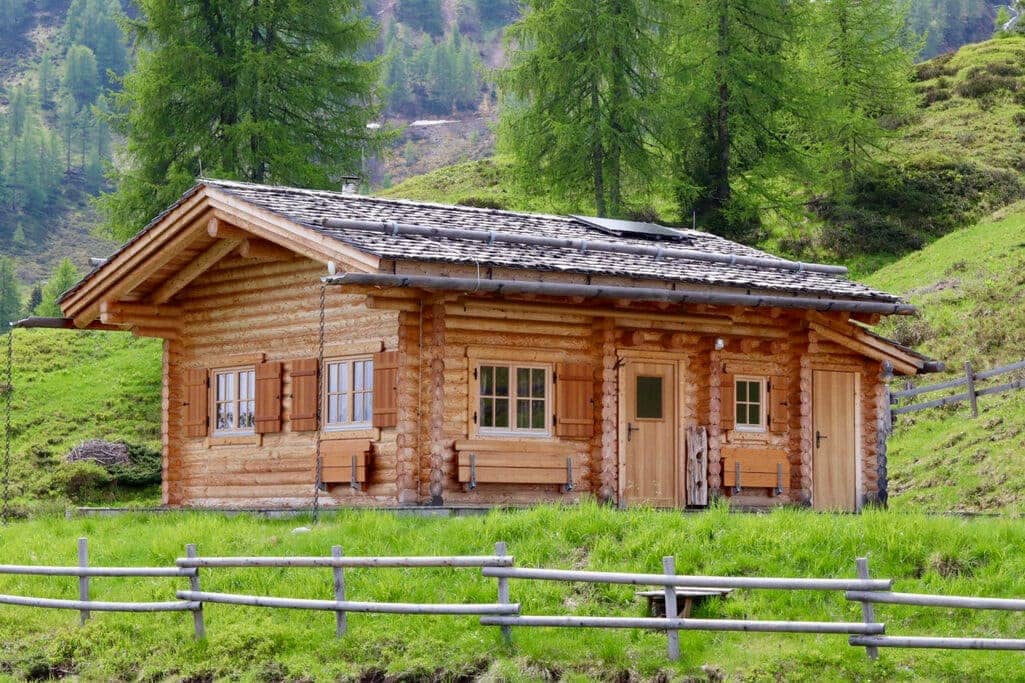 Jagd-und Berghuette - rustikale Optik als Vollholzblockhaus