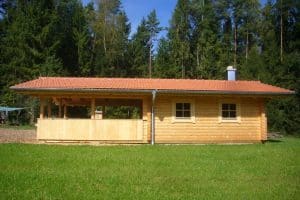 Waldkindergarten in Blockbauweise Seitenansicht
