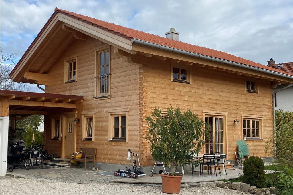 Wohnhaus - Holzhaus im Blockhausstil – Vorderansicht