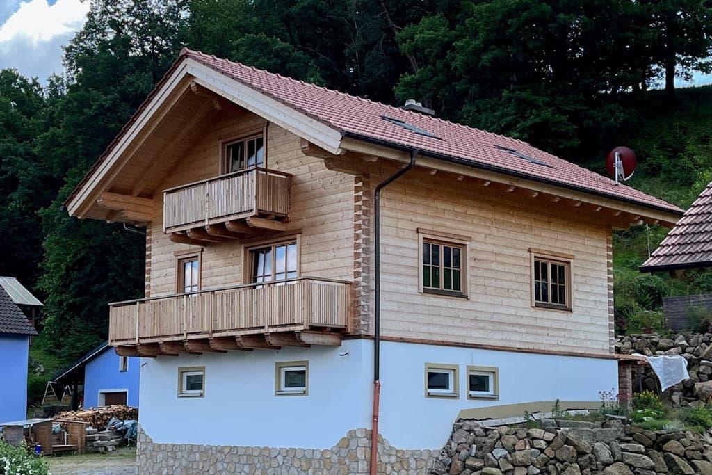 Holzhaus - Blockhaus auf einer Garage