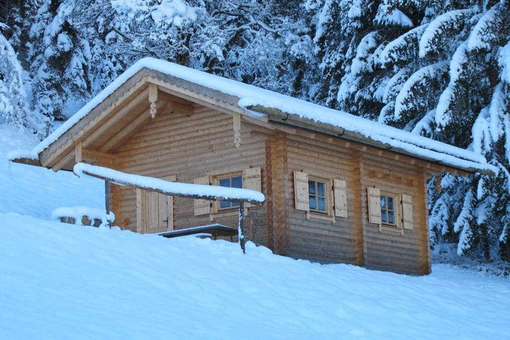 Selbstversorgerhütte-für-wochenweise-Vermietung – als Blockhaus – Vorderansicht