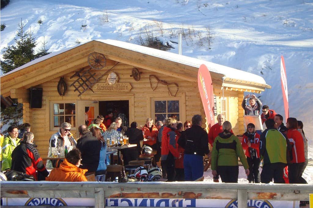 Skibar-Blockhaus-aus-Rundholz